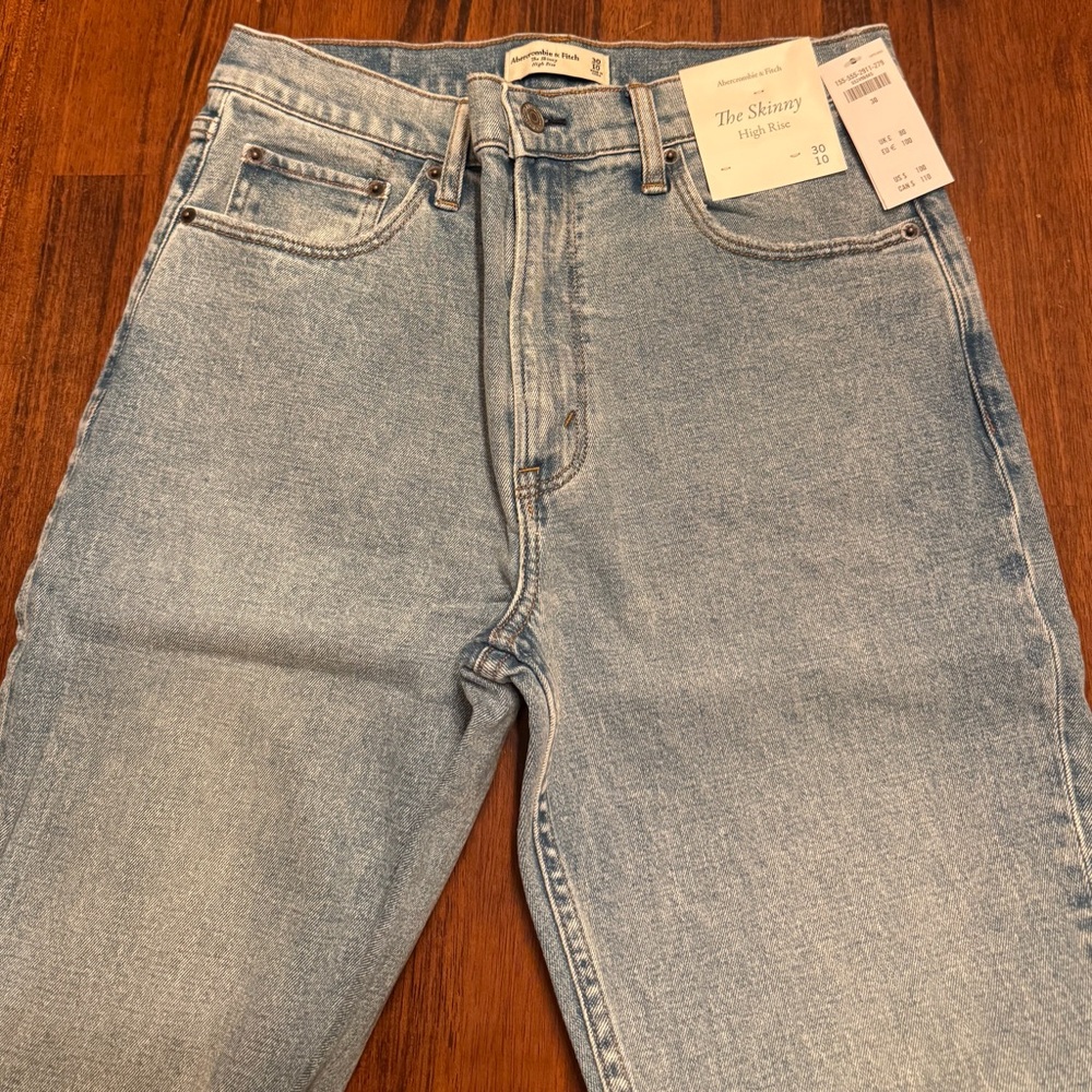 Abercrombie & Fitch Women’s The Skinny High Rise Light Wash Jeans - Picture 2 of 8